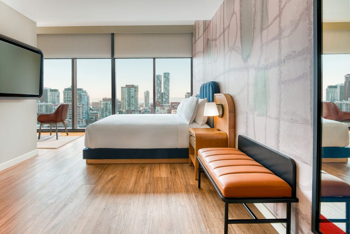 toor-hotel-toronto-1-bed-junior-king-suite-accessible-tub-01